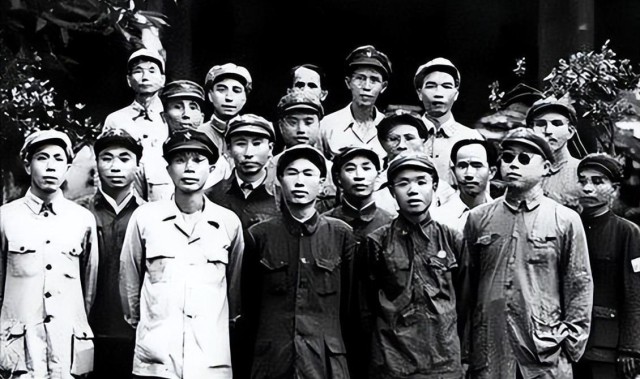 爱游戏体育官方入口-韩先楚遇到贺龙，讥讽道：你堂堂联防军司令，我看也就是这水平